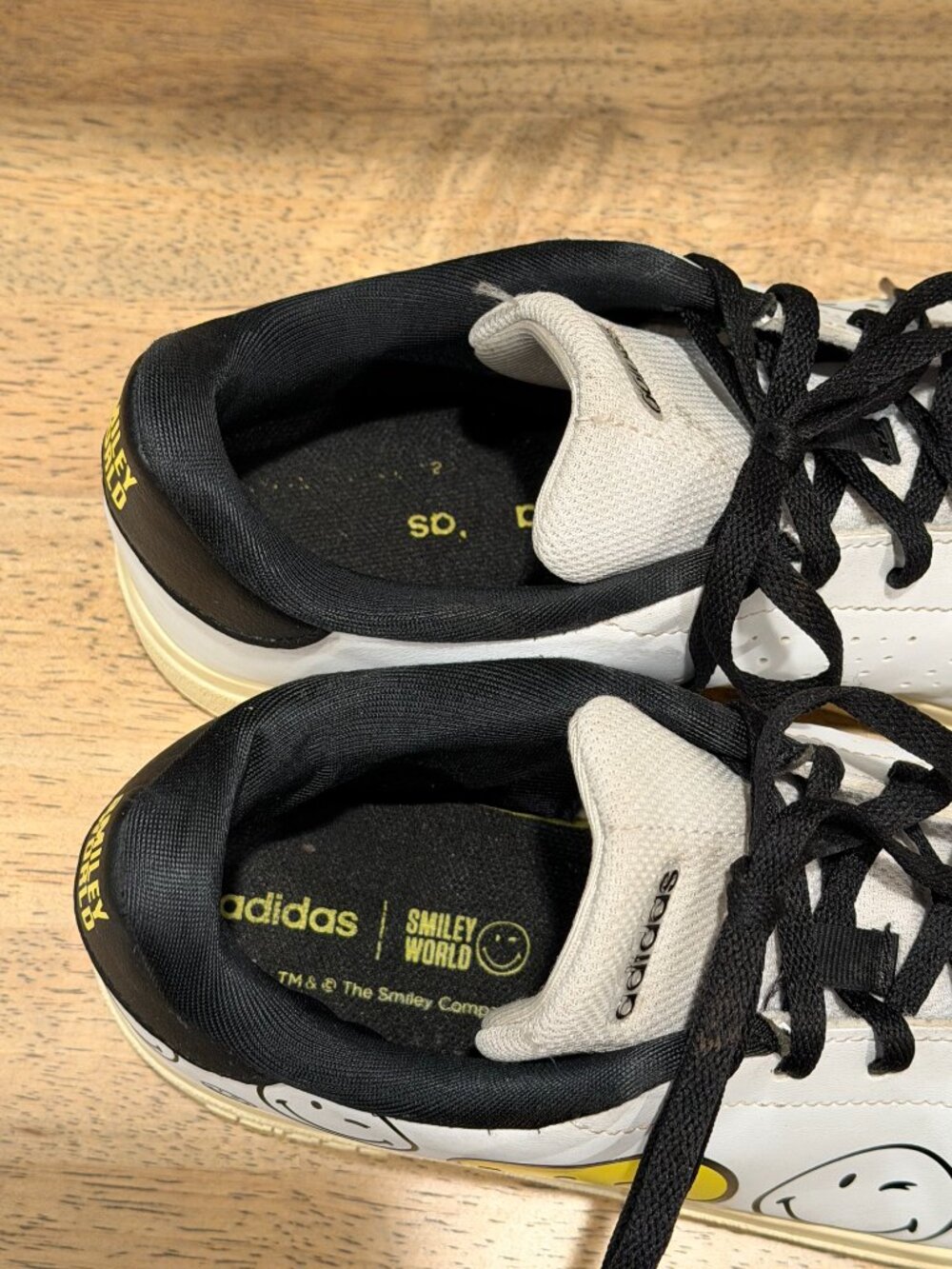 adidas x Smiley World Advantage Sneakers Youth Size 5 White IH6276 - Picture 5 of 10